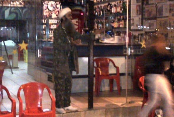 La policía llegó a su bar y al comprobar su identidad, se echaron a reír y no dudaron en hacerse fotos junto a él.