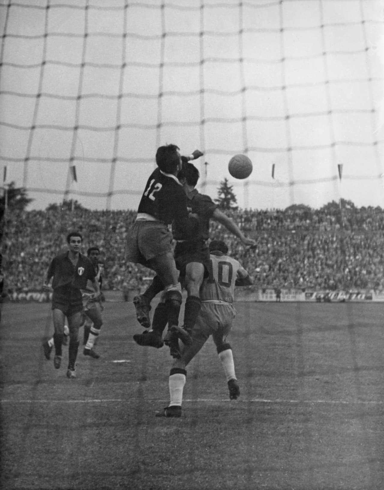 El Stade des Charmilles de Ginebra fue el escenario del segundo juego entre Brasil y México en los Mundiales, esta vez en la primera ronda de Suiza 1954, con victoria brasileña 5-0.