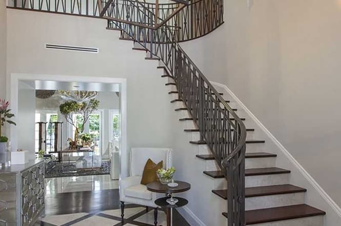 La venta de esta propiedad se hizo a través de la agente inmobiliaria Anamaría Velásquez, quien es cuñada de Ximena Peñuela, expareja sentimental de Jaime Porres, otro de los amigos de infancia del exgobernador de Veracruz.