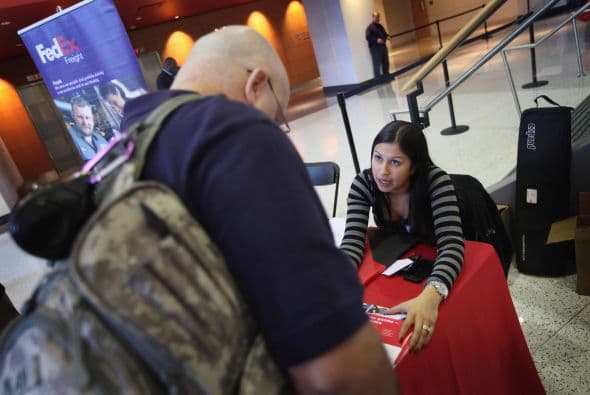 Puede registrarse en este 
<a href="https://jobfairsnearme.com/job_fairs/10-slash-09-slash-2019-jobnewsusa-dot-com-miami-lakes-job-fair-october-9th-oct-9-2019?utm_source=facebook&utm_medium=organic&utm_term=&utm_content=&utm_campaign=MIA191009&fbclid=IwAR29sWL421XHZlDfIsYGb3OGY60-26j6DtWA_xrTjkG1e06FTTSsWWaDRls" target="_blank">sitio web de la feria de empleos de Miami Lakes</a> o en el mismo evento.