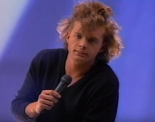 Si bien en la publicación Palazuelos no menciona de manera explícita el nombre de Luis Miguel, es cierto que en esa época ellos eran muy buenos amigos, además de que 'El Sol' lucía un estilo de cabellera muy similar al comentado por el empresario.