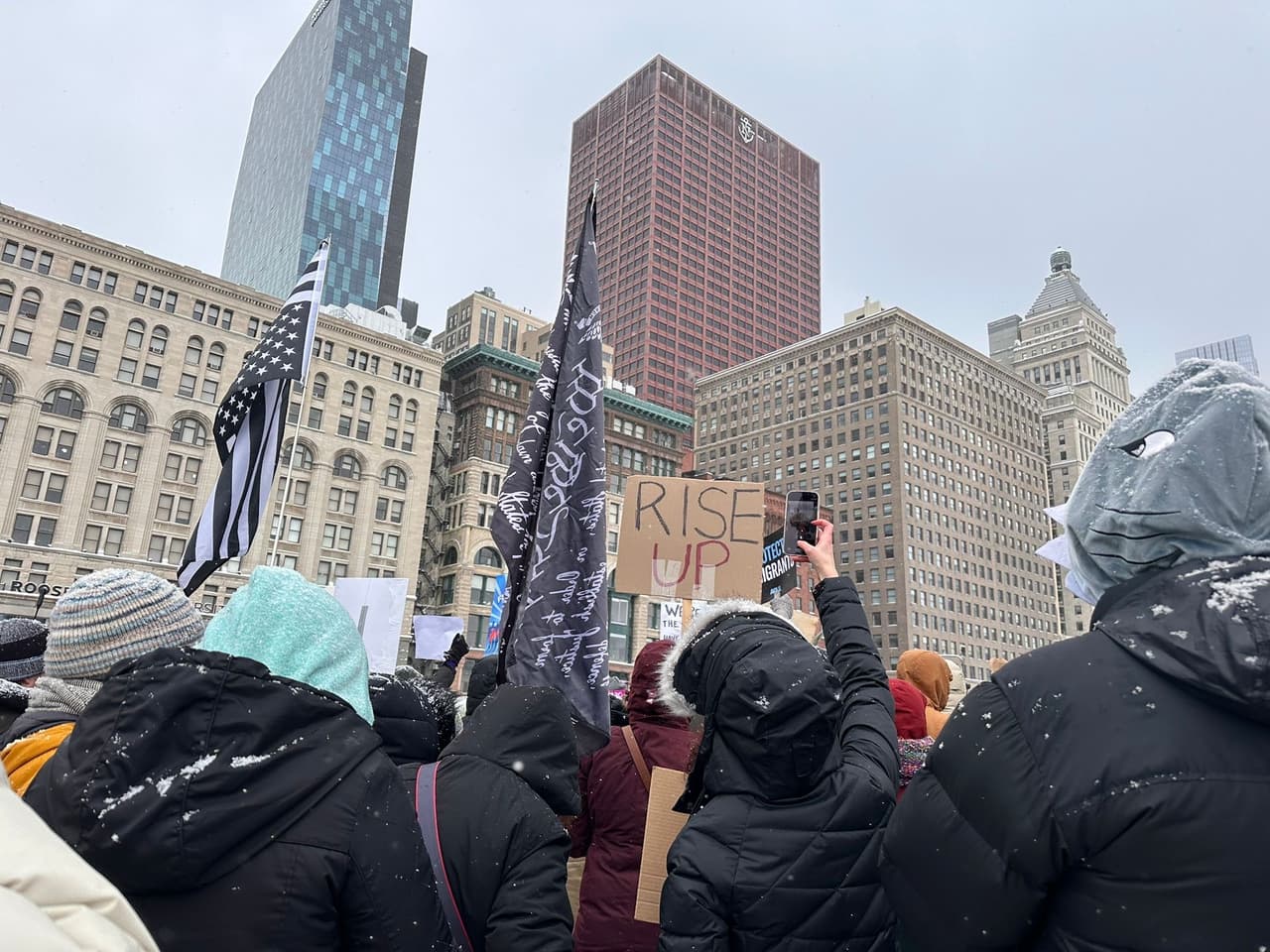 Previo al inicio de la manifestación, líderes comunitarios y políticos se hicieron presentes, entre ellos el alcalde de Chicago, Brandon Johnson, quien hizo un llamado tanto a la comunidad como a los legisladores, incluidos los republicanos.
<br>
<br>
<b>“Necesitamos su voto en este momento para poner fin al terror de Trump”, señaló.</b>