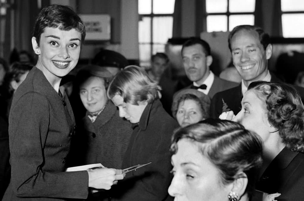 “La belleza de una mujer no está en su modo facial, la verdadera belleza de una mujer se refleja en su alma. Es el cuidado amoroso y la pasión que ella muestra. La belleza de una mujer crece con el paso de los años” Audrey Hepburn.