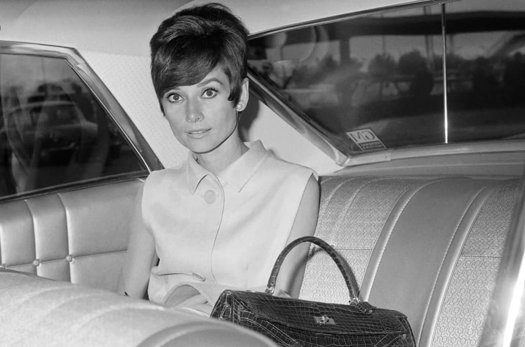 “La belleza de una mujer debe verse en sus ojos, pues es la puerta de su corazón, el lugar donde reside el amor” Audrey Hepburn.