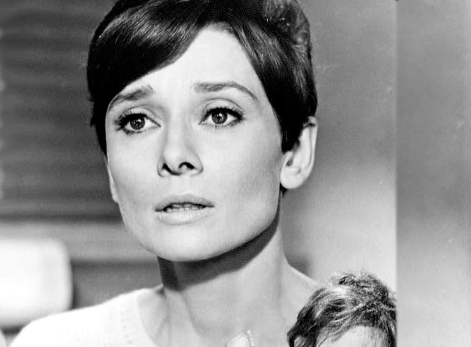 “Creo en el rosa. Creo en las risas son la mejor forma de quemar calorías. Creo en besar, besar mucho. Creo en ser fuerte cuando todo parece ir mal. Creo que la chicas felices son las más guapas. Creo que mañana será otro día y creo en los milagros” Audrey Hepburn.