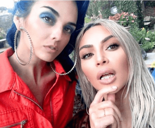 Después de ser víctima de un robo en París en octubre de 2016, Kim Kardashian optó por no utilizar joyas hasta que, en enero de 2017, mostró en Snapchat esta pieza dorada en sus dientes que lee "KIM".