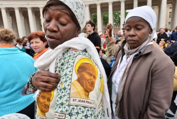 Muchos llevaron las figuras de los papas santificados en sus ropas.