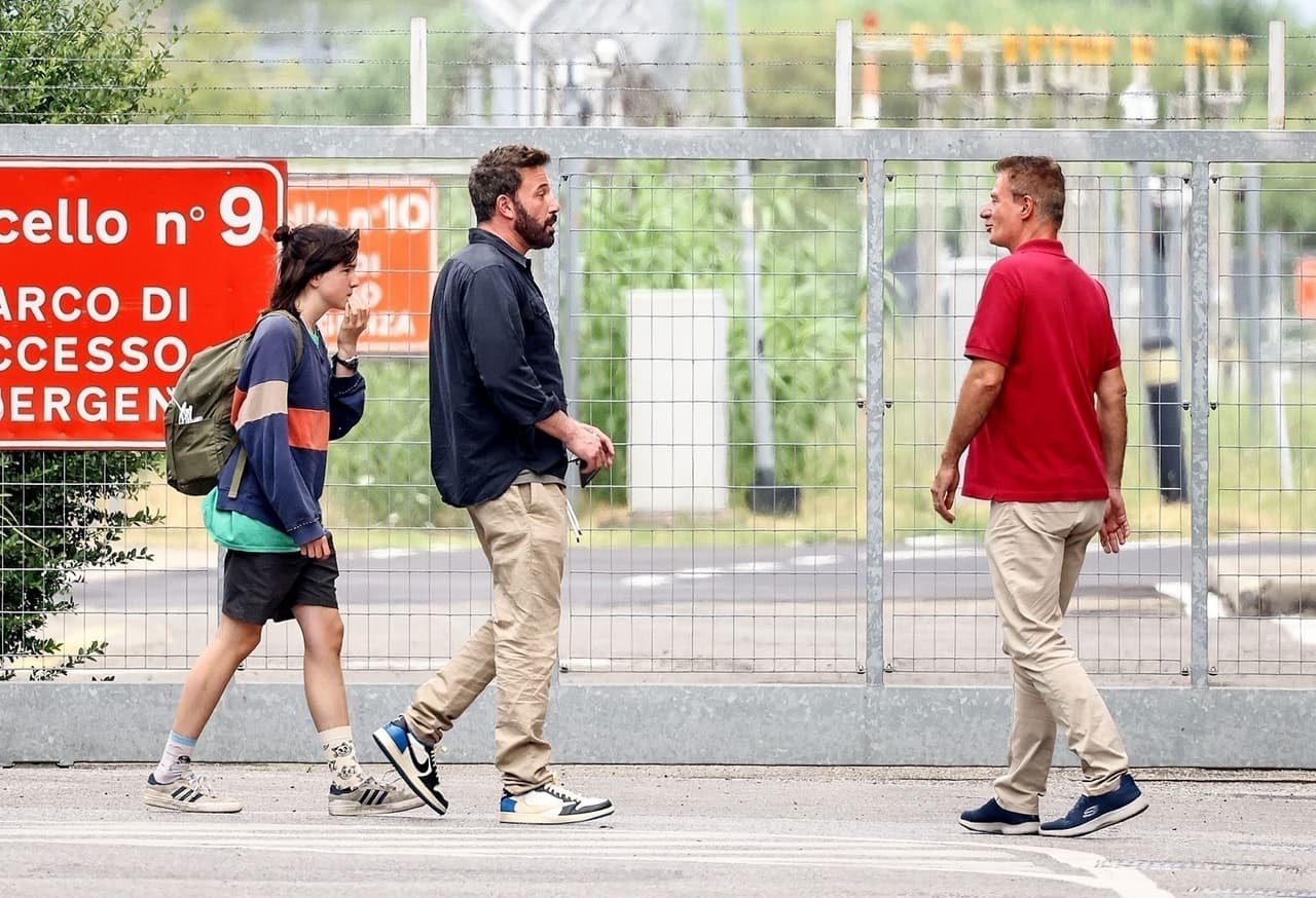 La adolescente se mantuvo fiel a su 
<a href="https://www.univision.com/famosos/emme-muniz-seraphina-affleck-luna-de-miel-jennifer-lopez-ben-affleck-fotos">estilo 'tomboy', que comparte con su hermanastra Emme</a>, al llevar unos pantalones cortos y una sudadera azul.
<br>
