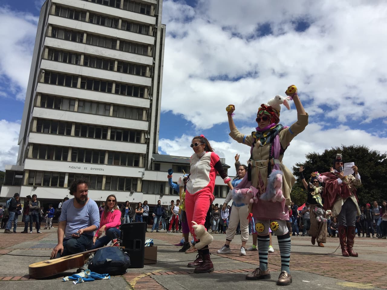 "Esta nueva religión se define como un culto politeísta y anarquista que adora a los emoticones y que ha nacido, según sus creyentes, para contrarrestar el tóxico fenómeno denominado posverdad; ellos decidieron que si van a tener que vivir en una mentira, prefieren crear su propia mentira y que esta sea linda, mullida, tiernita y color pastel", agregó el manifiesto.