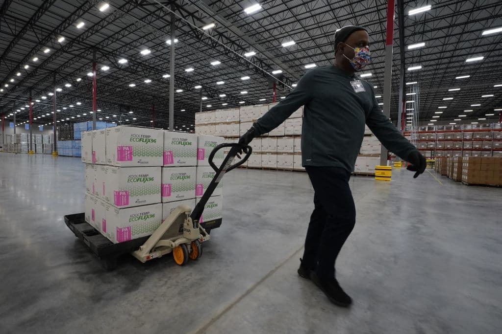 <b>Mississippi | </b>Es otro de los estados en donde 
<b>ya es posible asistir sin restricción alguna a vacunarse</b>. En la fotografía, un empleado almacena cajas que contienen la vacuna de Moderna en el centro de distribución de McKesson en Olive Branch.