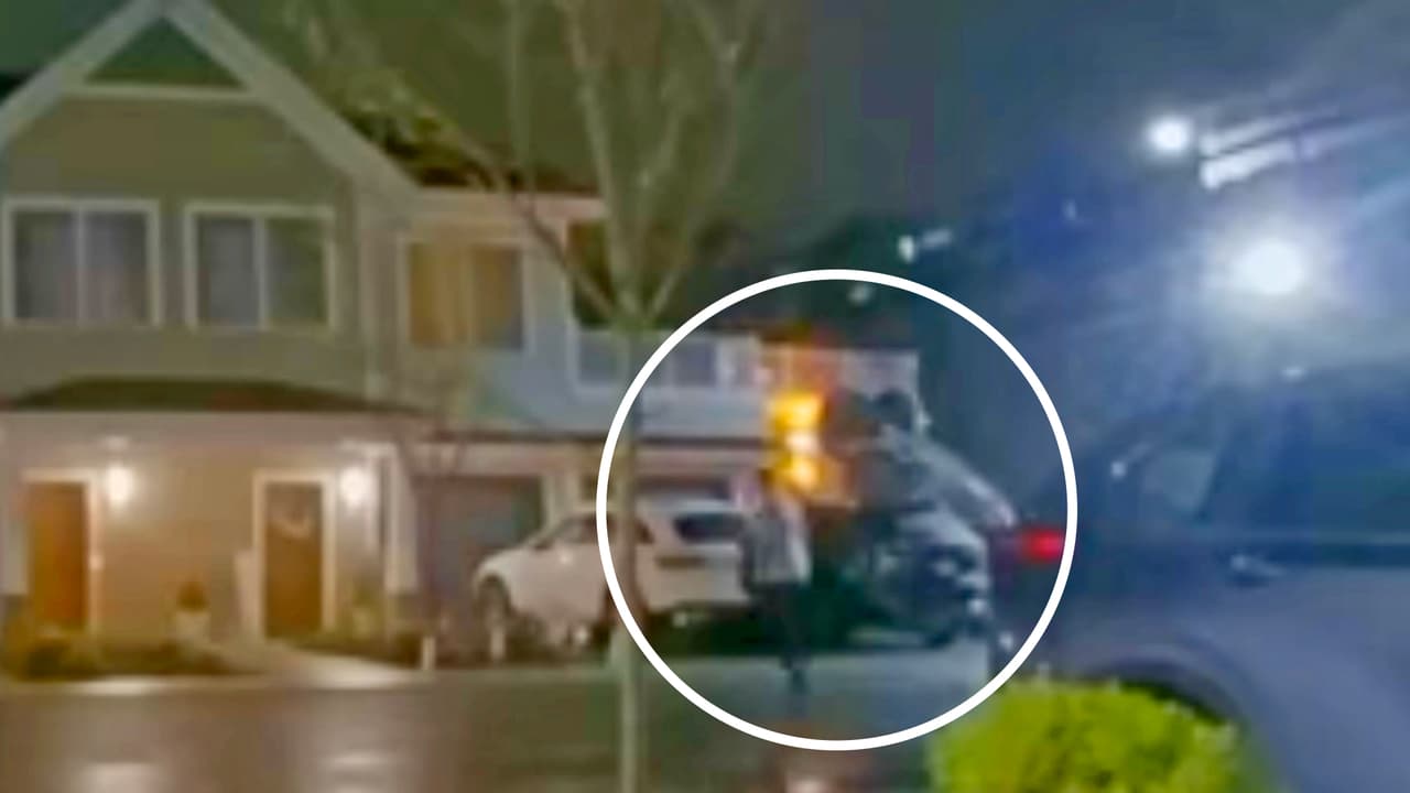 Auto sale ‘disparado’ de puente y cae sobre casa y vehículos en Nueva Jersey