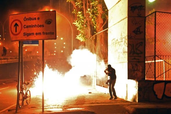 En el marco de la misma, alrededor de 20 integrantes del grupo 'Bloque Negro', de tendencia anarquista, han incendiado un muñeco que representaba al gobernador del estado, Sergio Cabral