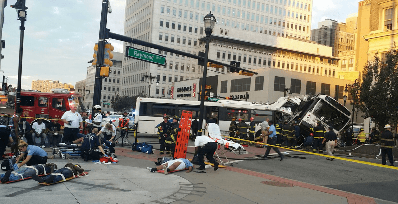 Dos muertos y 18 heridos por choque de dos autobuses del New Jersey Transit en Newark