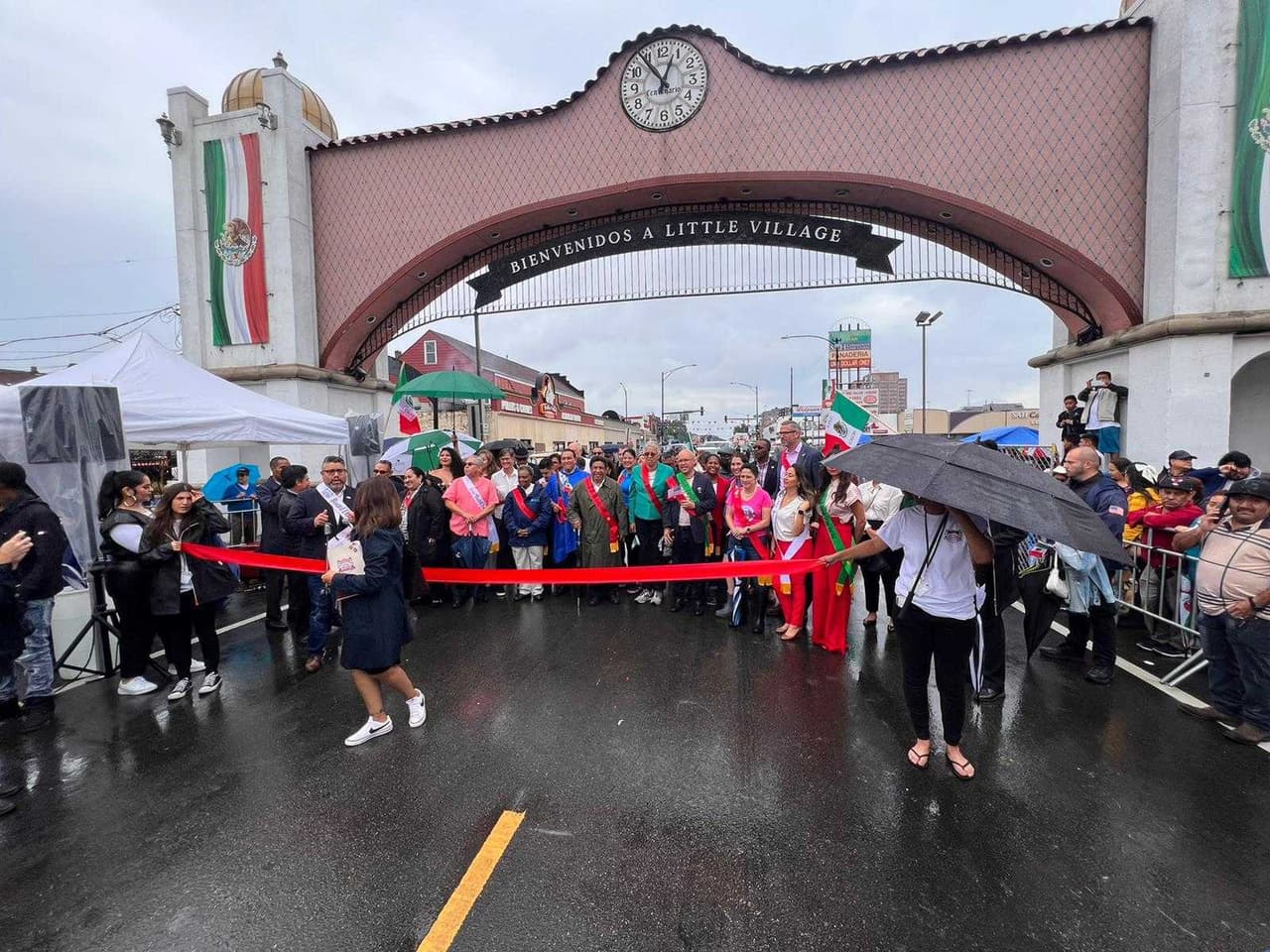 Desfile día de la Independencia de México en La Villita. La parada cívica 
<b>salió del arco de La Villita</b>, en la la 
<b>Calle 26 y Albany Ave.</b> para avanzar 
<b>sobre la misma 26 hasta Avenida Kostner</b>. 
<br>