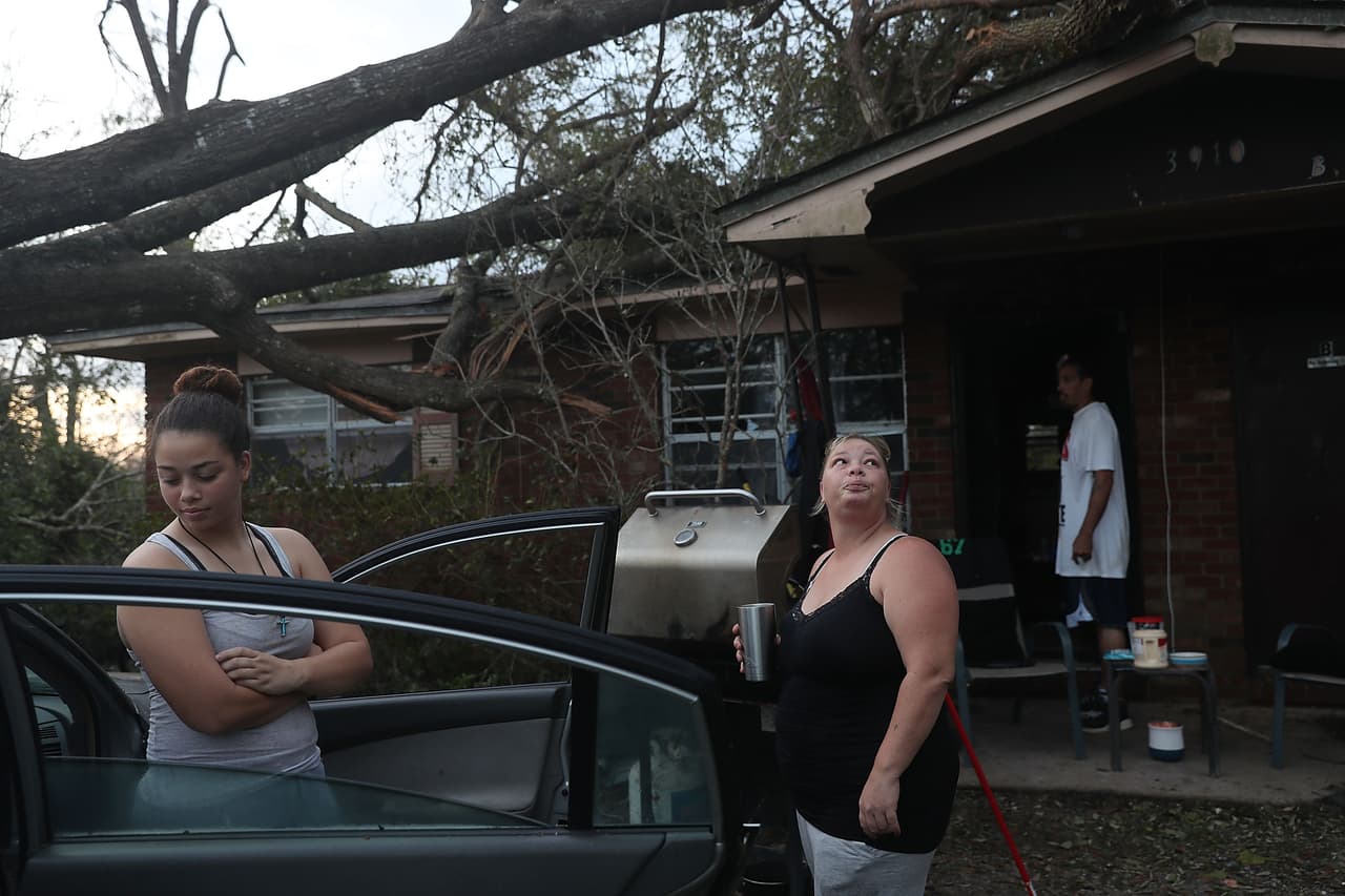 Kristasia y Tammy Crawford frente a su casa en Panama City cubierta de árboles caídos. La vivienda sufrió graves daños.