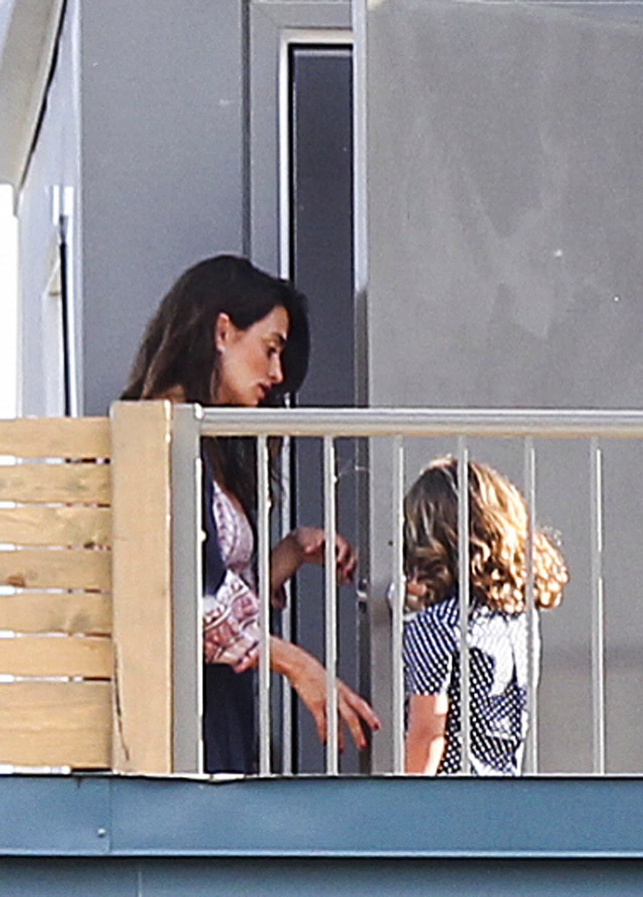 La española está acompañando a Bardem mientras filma en Canadá.