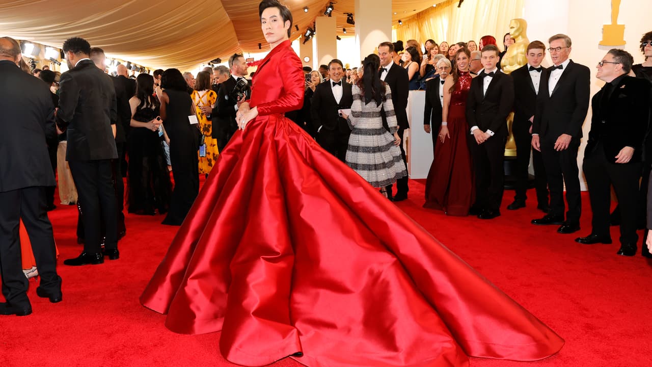 Eugene Lee Yang arribó con este atuendo que destacó por su imponente falda.