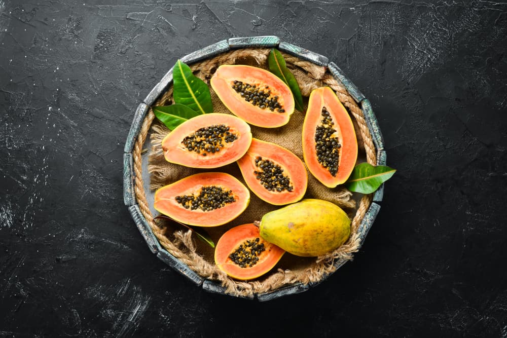 Dicen los viejos cuentos que a quien le dieras de comer papaya, ayudaría a enamorarse de ti, pues sus sentimientos de amor se intensificarían hacia ti. Por eso, la mera presencia de una papaya en un ritual de amor, garantiza aumentar sus efectos.