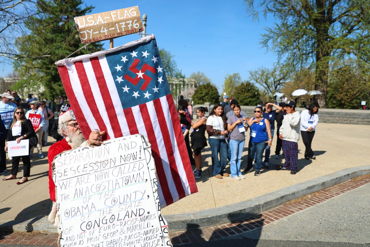 “Esto sería casi imposible, para poder implementar van a tener que hablar con todos los hospitales, decidiendo quien nace y quien consigue certificado de nacimiento y quien no”, explicó a N+ Univision DC el abogado constitucionalista Juan Carlos Planas.