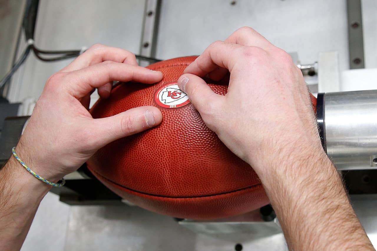 Los empleados reconocen que se trata de una dura tarea, pero en lo que se refiere a la elaboración de estos balones especiales, dicen que cada esfuerzo justifica el resultado.