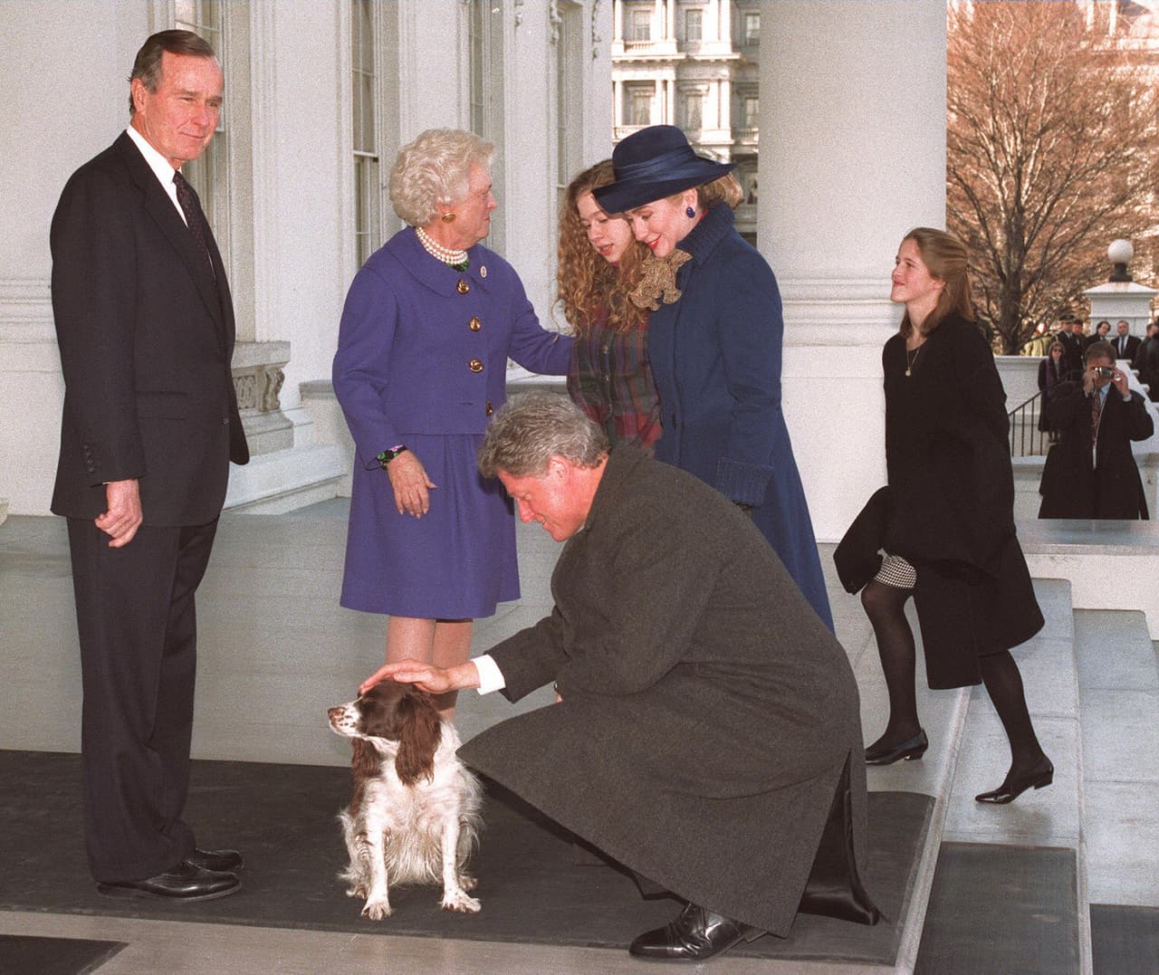 Bush no pudo reelegirse ante Bill Clinton en 1993. En esta imagen del día de su ceremonia inaugural, el demócrata acaricia al perro de los Bush cuando las parejas presidenciales entrante y saliente se encontraron en la Casa Blanca antes de la juramentación, otra tradición que este año se romperá.