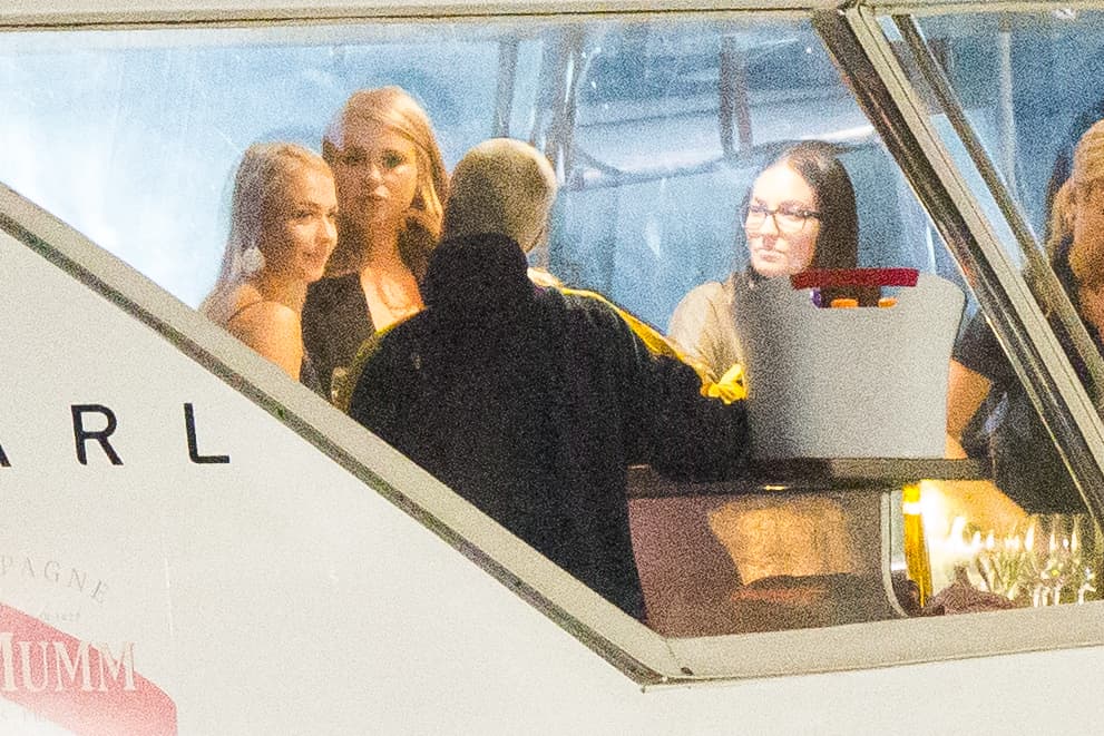 Justin Bieber fue visto de fiesta en un barco con alrededor de diez mujeres, bebiendo, charlando y bailando hasta bien entrada la noche, desembarcando alrededor de la 1:30 a. m. el 12 de marzo. Justin también pareció entrar en una discusión con uno de sus guardias de seguridad antes de darle un abrazo.