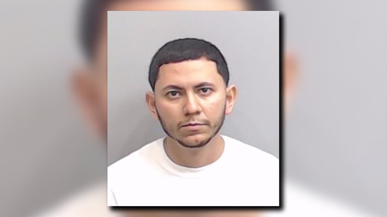 Jesús Álvarez de la Rosa, de 25 años, arrestado y acusado del tiroteo mortal que dejó dos personas muertas y una herida.