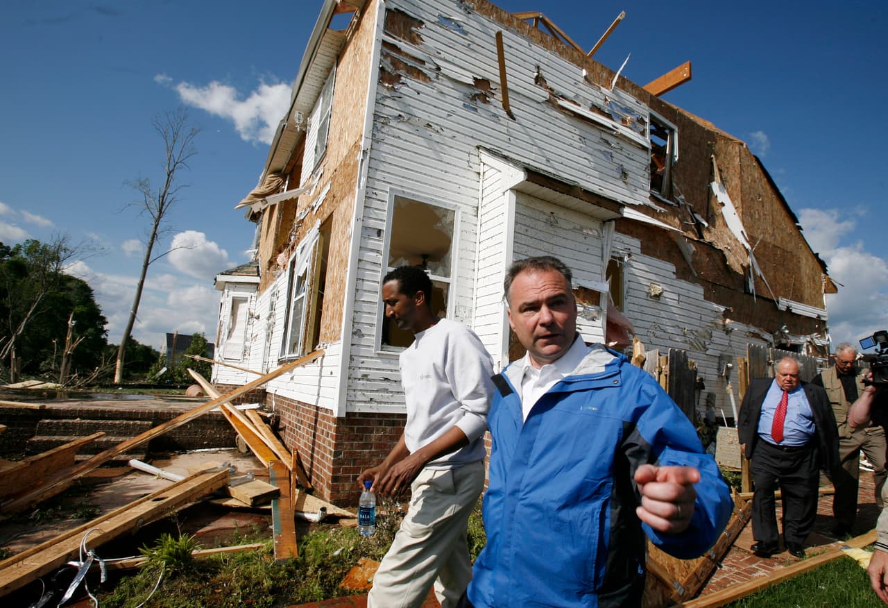 Tim Kaine recorre pueblos afectados por los tornados, cuando era gobernador de Virgina en 2008.