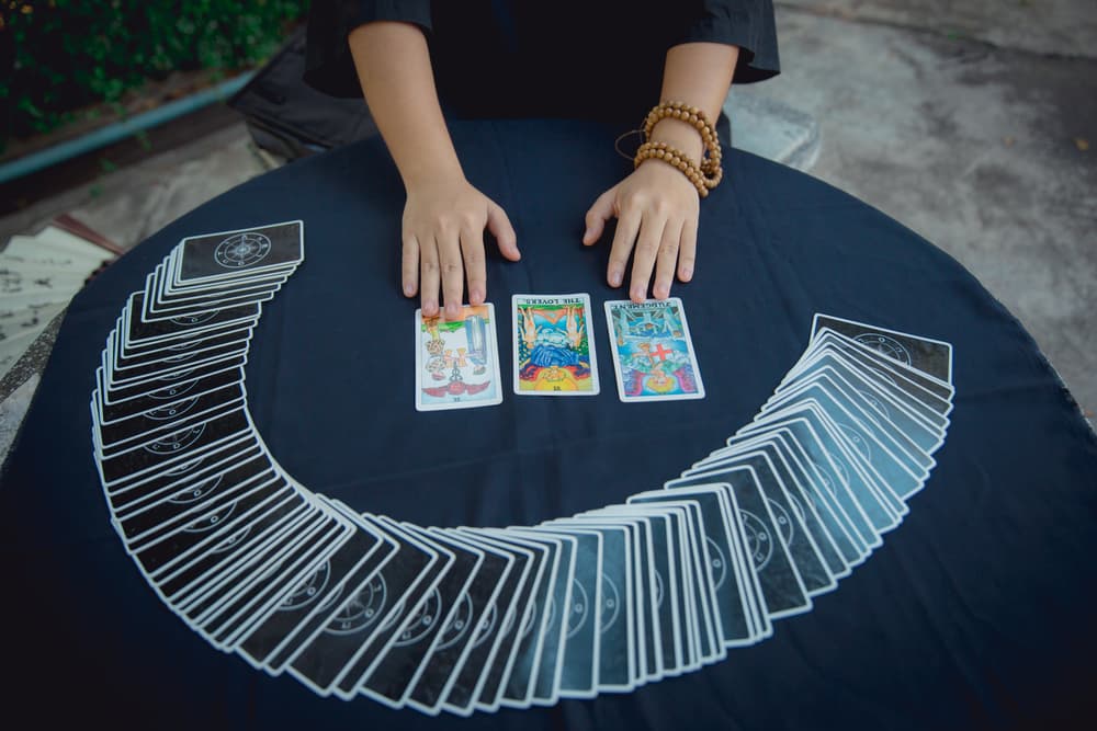 Y aunque cada uno de los cuatro aces y la carta del Mago tienen su respectivo significado, curiosamente todas giran alrededor de algo: el número uno, que en el tarot significa el inicio o comienzo de algo nuevo. ¿Vas notando el hilo conductor?