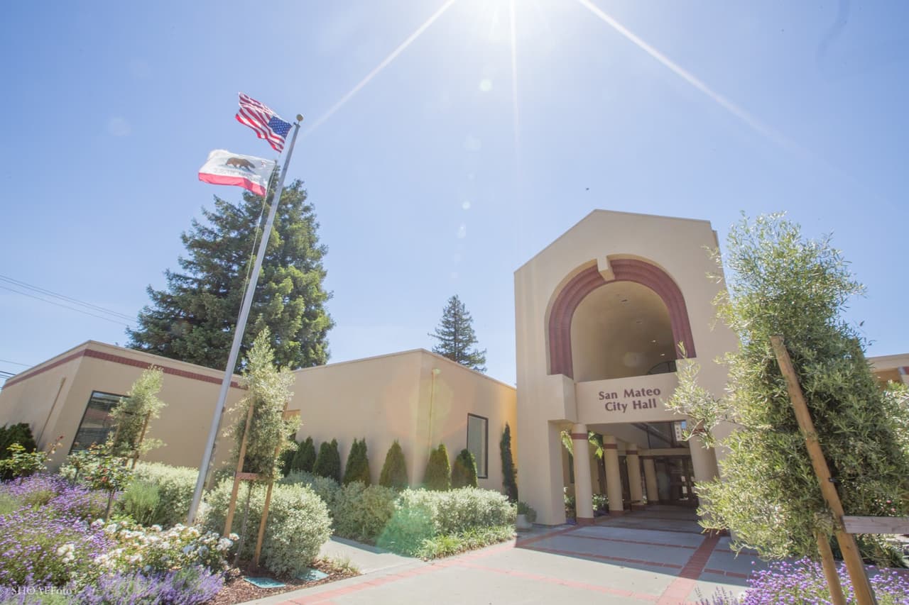 En el condado de
<b>San Mateo</b>, el precio promedio de una casa en
<b>venta es de 1,850,000 dólares</b>. Esto significa que para adquirir una vivienda se necesitan al menos
<b>$337,200 de salario y el pago mensual sería de $8,430.</b>