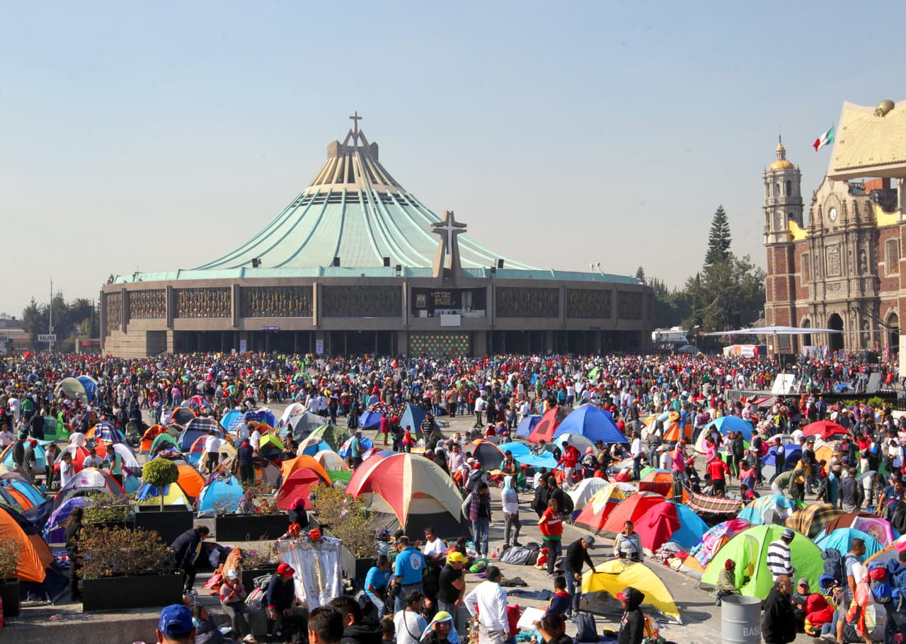 La Basílica Santa María de Guadalupe, como se conoce oficialmente al templo, se encuentra al norte de la Ciudad de México. Está compuesta por varias construcciones coloniales y modernas dispuestas alrededor de una gran plaza.