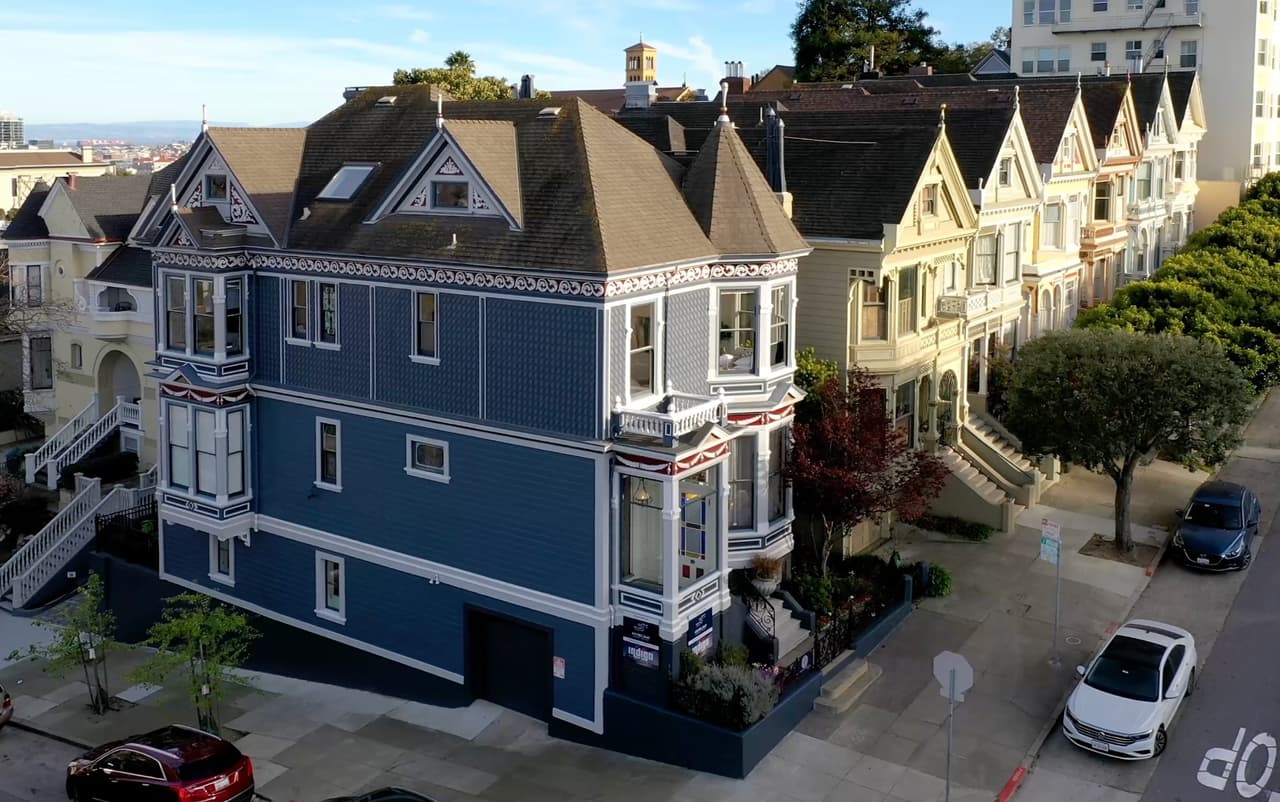 La otra 'Painted Lady' en venta es la que muchos consideran como la original. Se encuentra justo en la esquina de Steiner y Grove Street y sus dueños piden $5,750,000 por ella, aunque se estima que se venda en un precio mucho mayor. Ubicada en el número 722 de Steiner, esta mansión victoriana perteneció en un momento a Matthew Kavanagh, el arquitecto original de las siete casas.