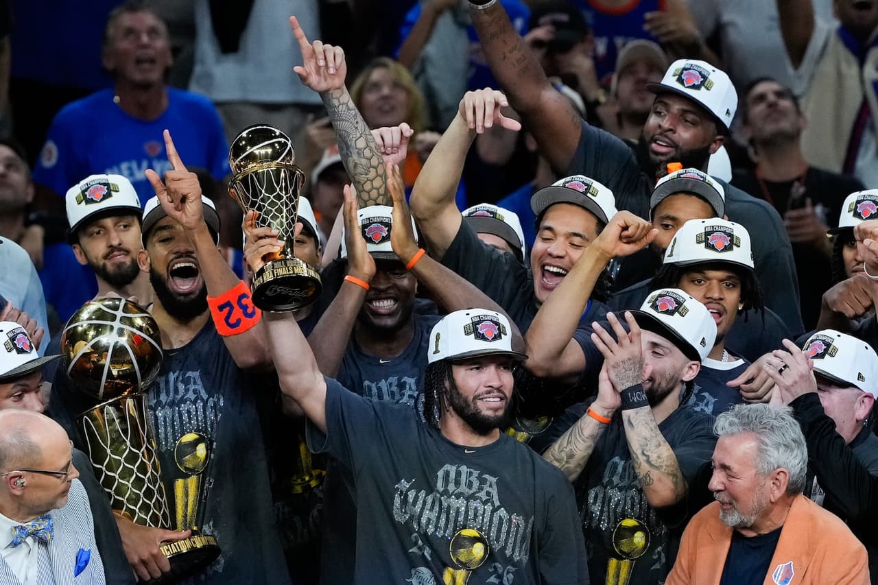 <b>Jalen Brunson firmó una actuación histórica con 45 puntos</b>, incluyendo 13 consecutivos en el último cuarto, guiando la remontada definitiva y consolidándose como el gran héroe del campeonato más importante del equipo en décadas.