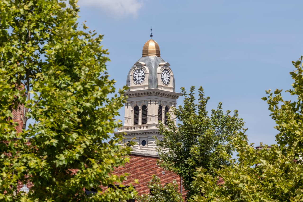 <h3 class="cms-H3-H3">12. Lima, Ohio</h3>
<br>
<br>🏡 
<b>Precio promedio de la vivienda:</b> $68,900
<br>
<br>🏡 
<b>Porcentaje de casas con un valor menor a $10,000: </b>2.5%
<br>
<br>🏡 
<b>Porcentaje de casas con hipoteca: </b>54.9%
<br>
<br>🏡 
<b>Porcentaje de casas donde el residente es dueño: </b>46.4%
<br>
<br>🏡
<b> Ingreso promedio por hogar:</b> $34,586
<br>