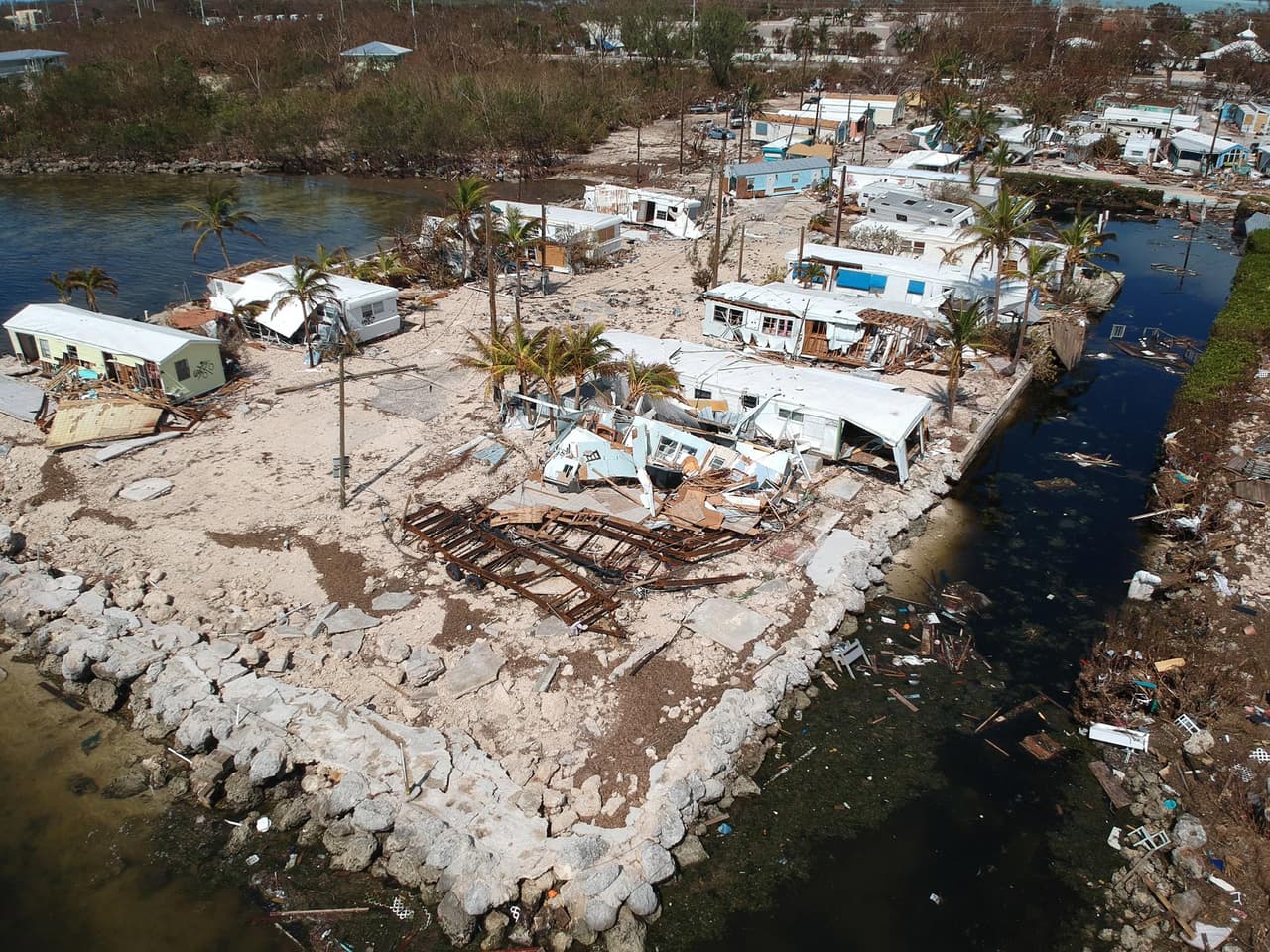 Otro ángulo del Sea breeze trailer park de Islamorada. Además de la destrucción total de los hogares, otro problema de corte higiénico sucede en estas islas: el brutal huracán hizo emerger residuos cloacales en vecindarios y parques de casas móviles. “En casi todas las islas había olor... hemos visto muchas casas destruidas e inundadas con agua y desechos”... contaron José Argueta y Santiago Rompotis, miembros del equipo de arte de Univision. 
<br>
