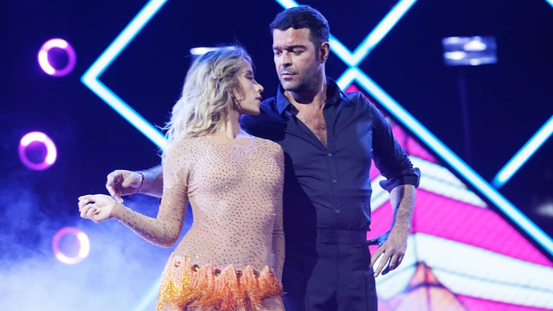 Pablo Montero inició su paso en la competencia con una bachata, en la que mostró su mejor movimiento de cadera.