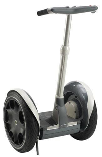 El segway es un vehículo de autoequilibrio con motor eléctrico que fue inventado por Dean Kamen.