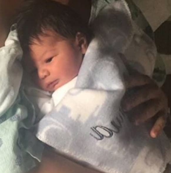 Joshua es un bebé grande, sano y hermoso.