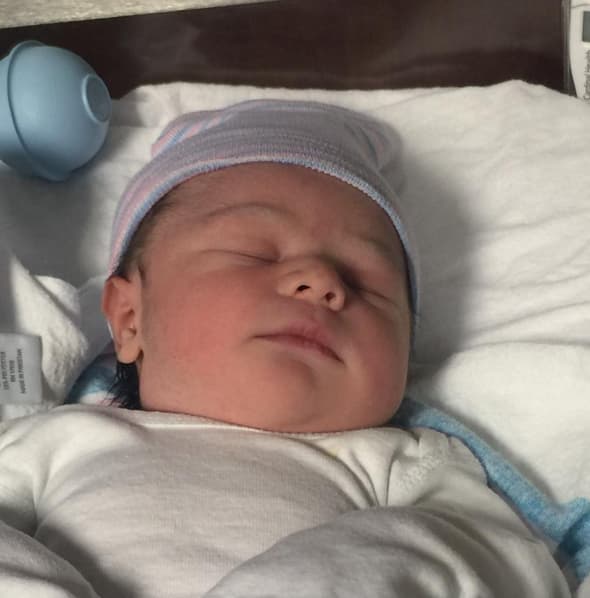 ¡Precioso! Joshua es un angelito que alegrará la vida de sus papitos.