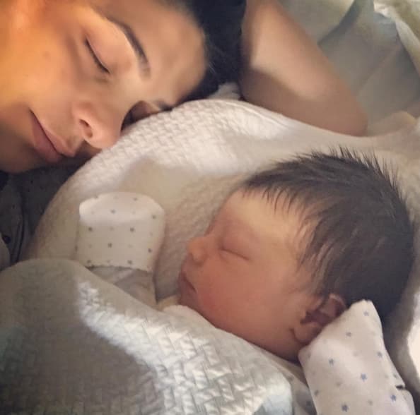 ¡Qué imagen más bella! Catalina Mesa durmiendo al lado de su hermoso bebé.
