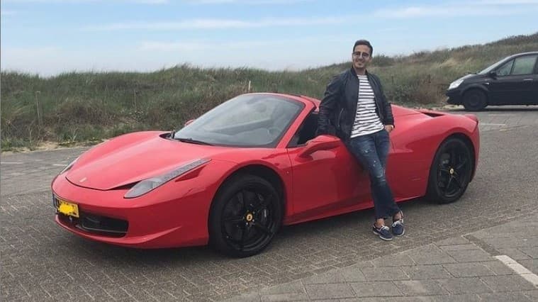 <h3 class="cms-H3-H3"><b>Ferrari 458 Spider</b></h3>
<br>
<br>Por supuesto, Ferrari es la marca de lujo por excelencia. ¿Y cómo no tener al menos un cavallino rampante a sus órdenes cuando tratas de vender una vida de excesos? Se trata de un 
<b>Ferrari 458 Spider</b> valorado en al menos 264,000 dólares.