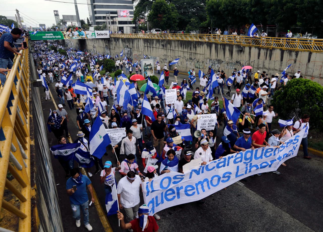Al día siguiente, el lunes, un grupo de religiosos y periodistas fueron atacados por policías y paramilitares en la ciudad de Diriamba. Eso representó un quiebre de los partidarios de Ortega con la iglesia católica, con la que había mantenido una relación tensa pero cercana. Por eso, algunos de los manifestantes llevaban los colores de la bandera del Vaticano.
<br>