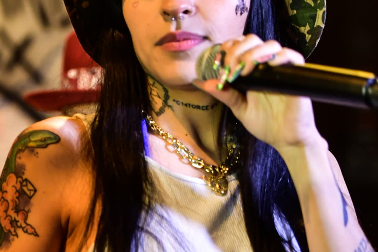 En el cuello, la intérprete se grabó el nombre de uno de sus discos más exitosos: 'C14torce’. "marcó mi carrera de manera positiva”.