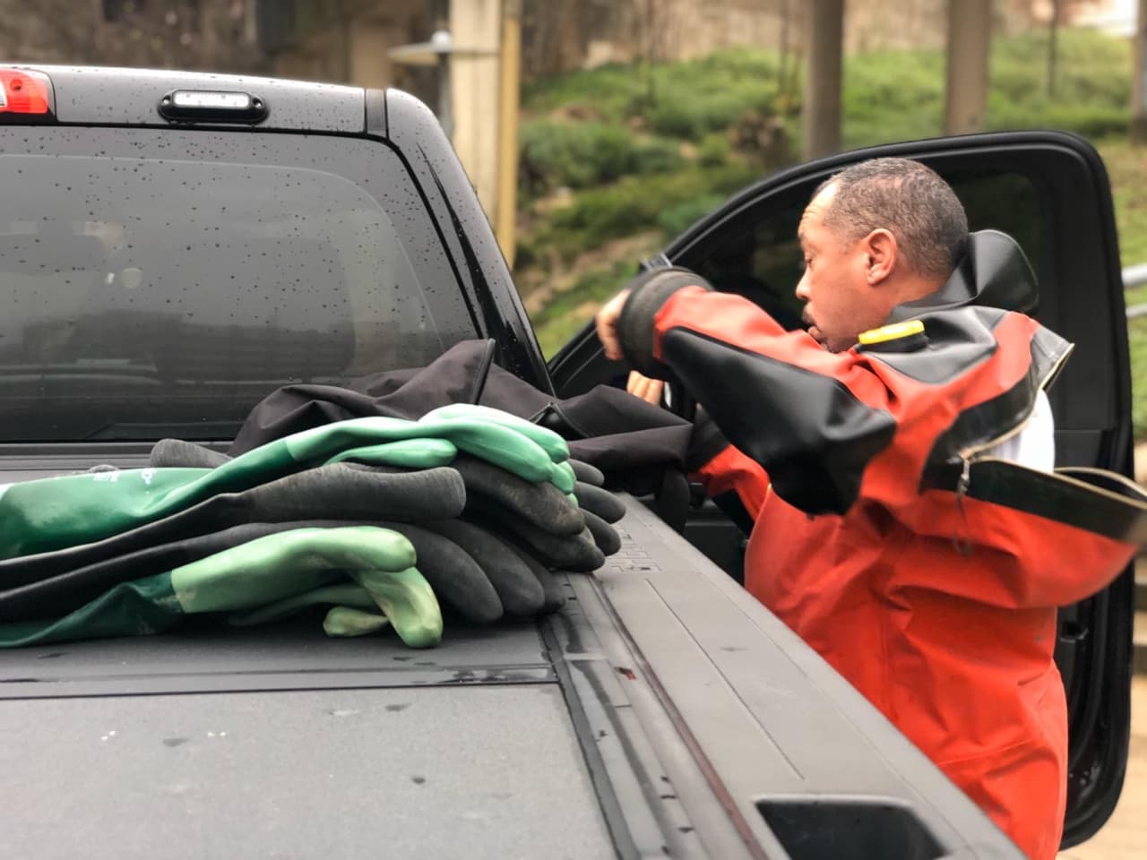 Detectives de la División de Homicidios de la Policía de Houston fueron despachados a la cuadra 1000 de la calle Commerce, cerca de la intersección con San Jacinto St, en el centro de la ciudad tras el reporte de un cuerpo flotando en el arroyo Buffalo. “Hemos recuperado el cuerpo, pero no tenemos más información de este caso hasta ahora. La investigación está en curso”, se lee en un tuit de la agencia.