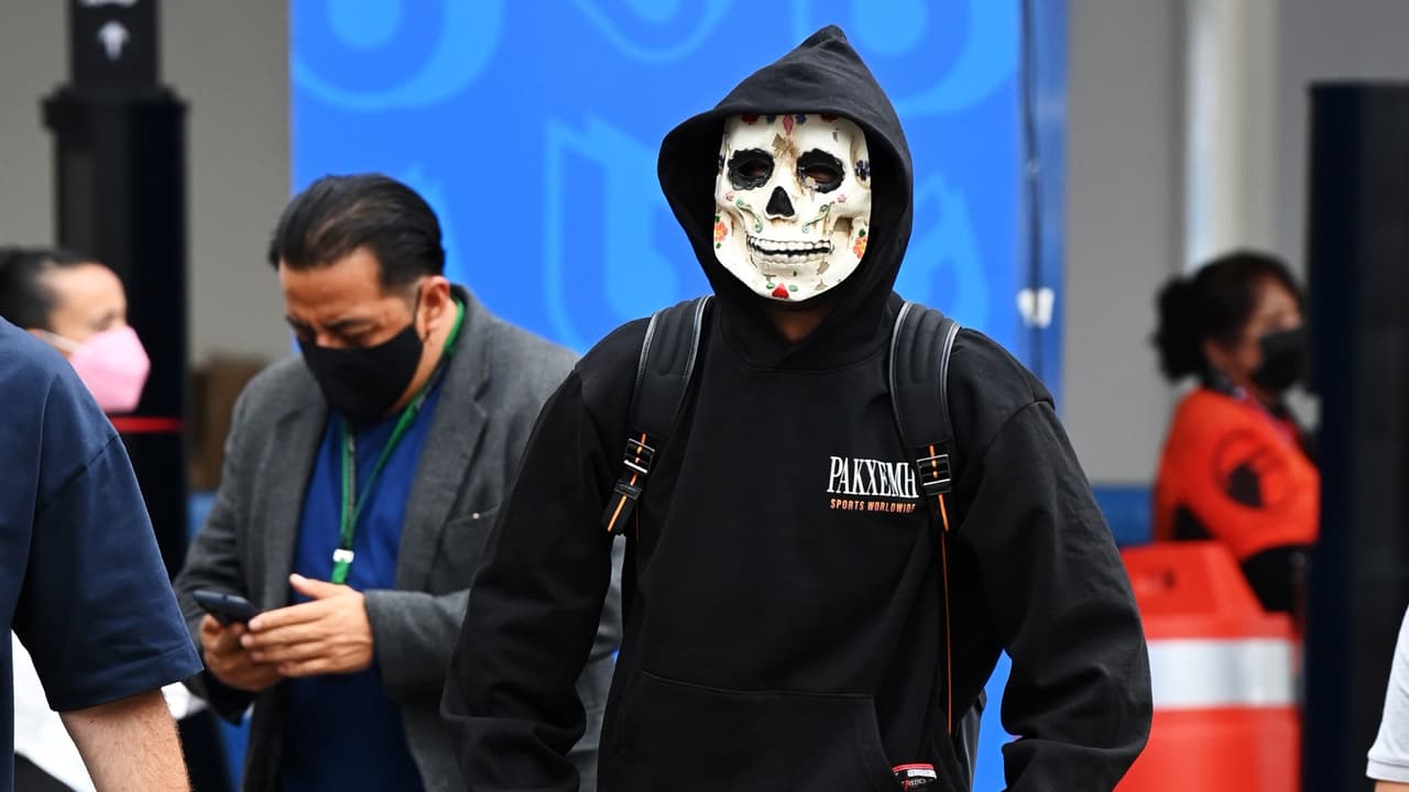 Ricciardo llega con máscara de Día de Muertos al Autódromo Hermanos Rodríguez