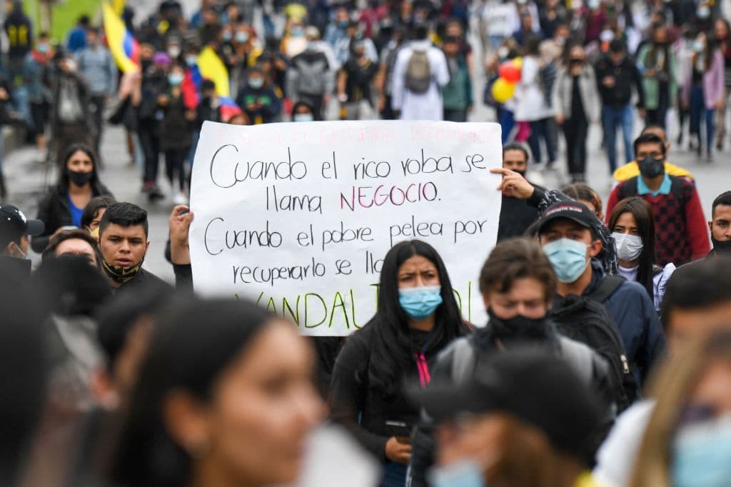 Los manifestantes marchan durante una manifestación contra una propuesta de reforma fiscal del gobierno en Bogotá, Colombia, el 3 de mayo de 2021.