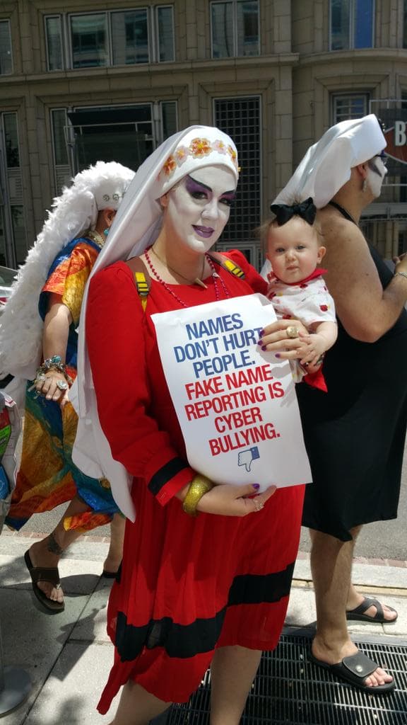 Decenas protestan contra política de “nombres reales” de Facebook