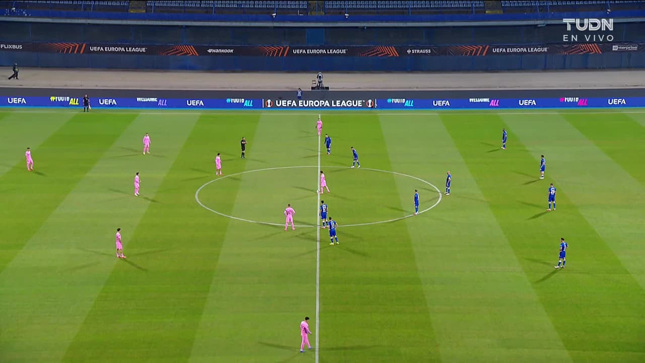 Arranca el partido y la pelota está en juego.