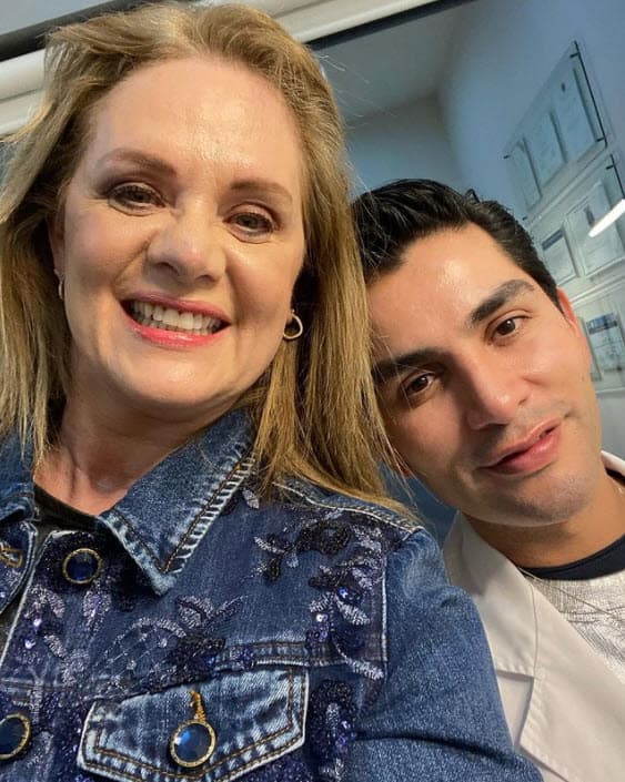 <b>"Vine al retoque navideño"</b>, escribió dejándose ver junto a Uriel Hedding, un reconocido médico estético en México.
<br>