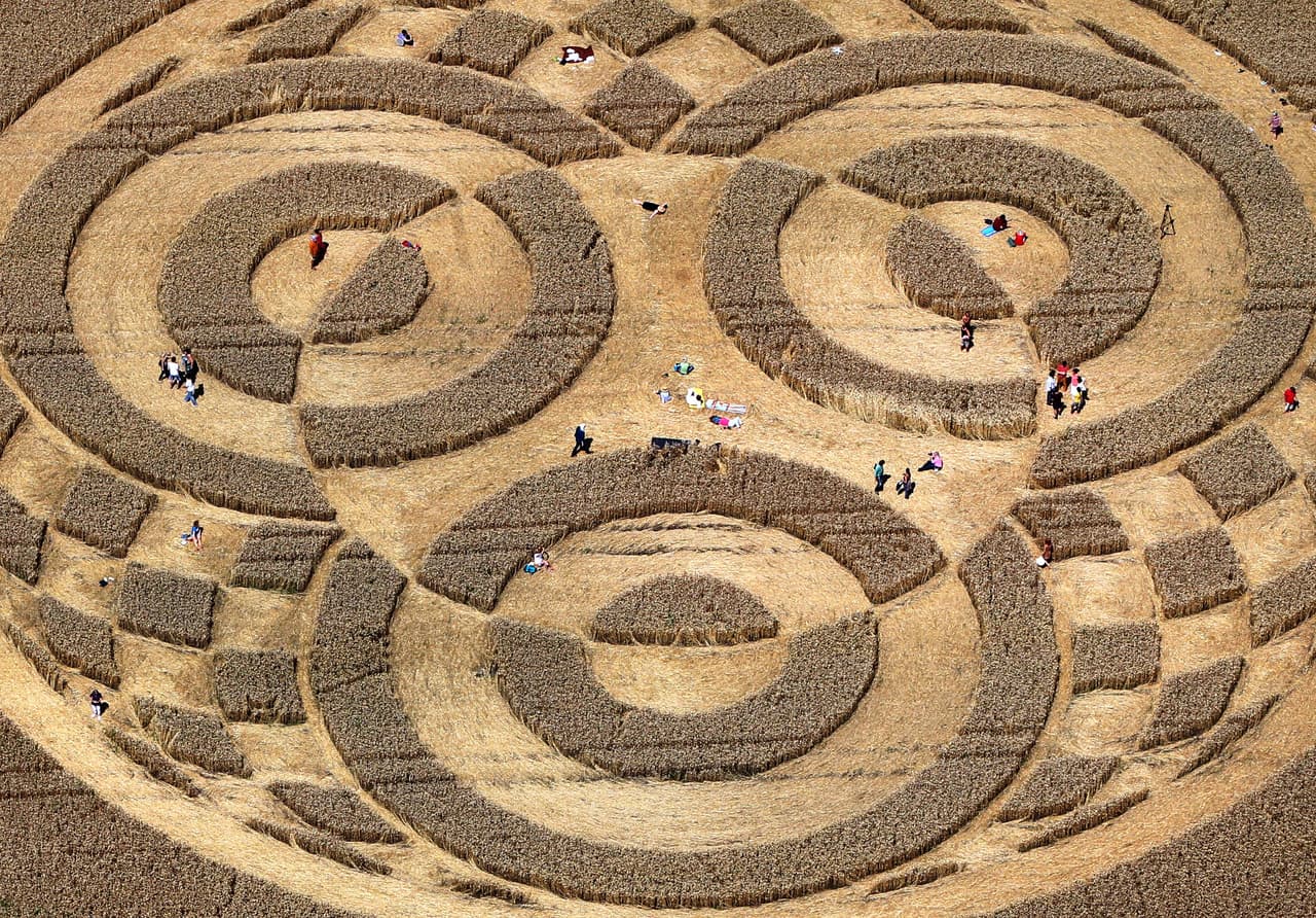 Los círculos en los cultivos, llamados en inglés 'crop circles', son diseños elaborados o quemados en campos generalmente de cereales, como trigo o maíz, y que desde hace décadas han contrariado a la humanidad. ¿Son acaso arte sobrenatural, mensajes de aliens o humanos particularmente talentosos pero ociosos?